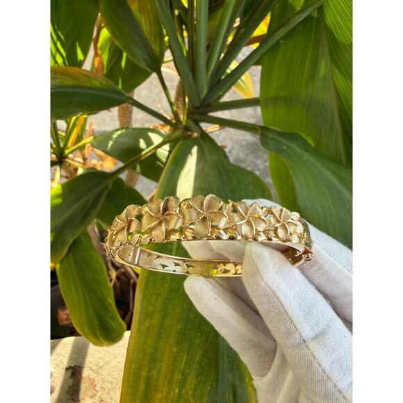 Handmade Jewelry - 14K Hawaiian Heirloom Plumeria Bracelet Bangle Flower Hawaiian Scroll Size 7